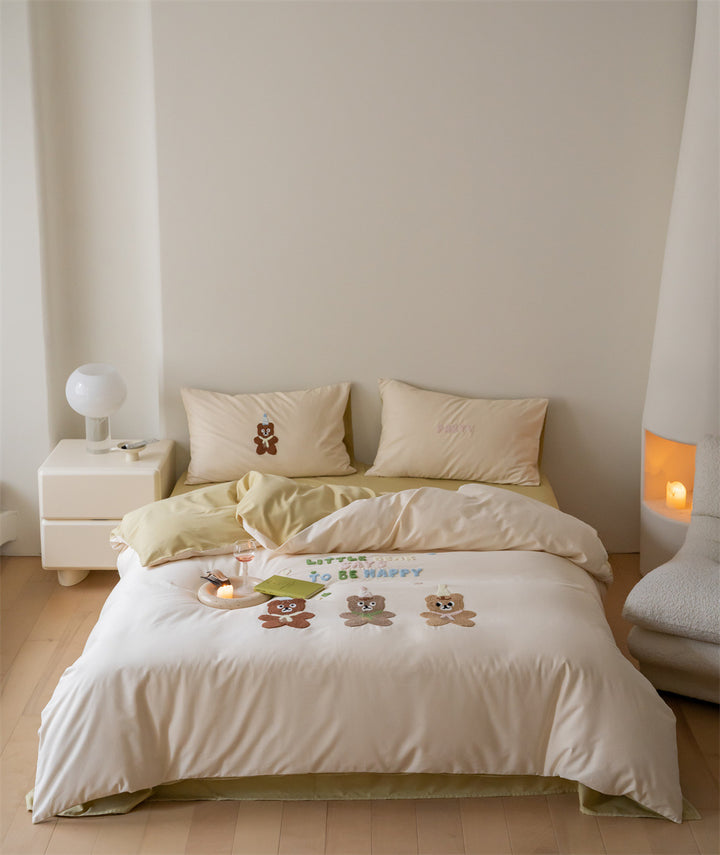 Playful cotton bedding set with animal motifs