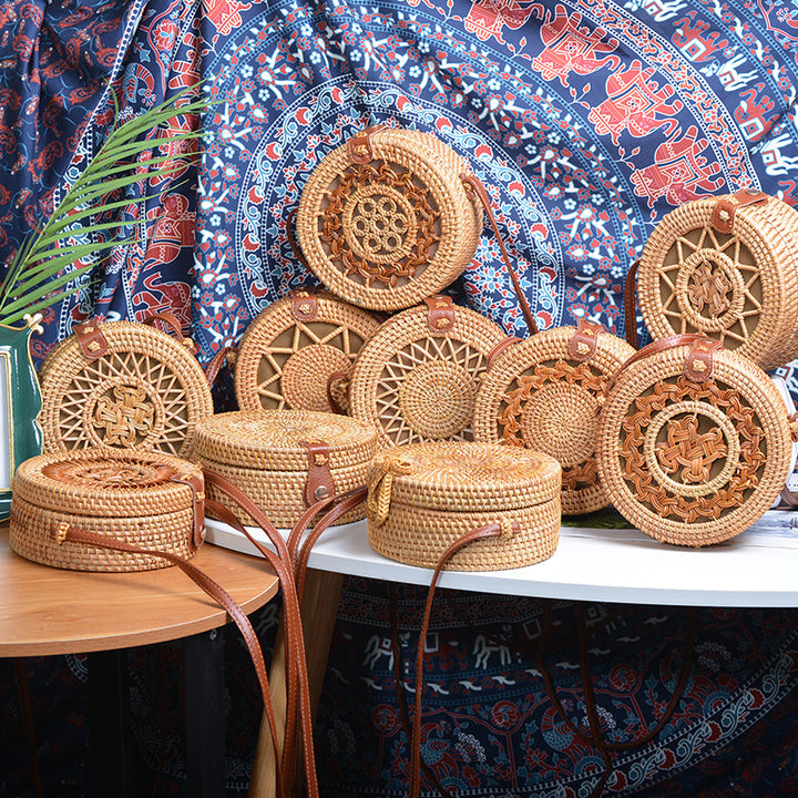 Elegant round handbag made of woven rattan Bowlift