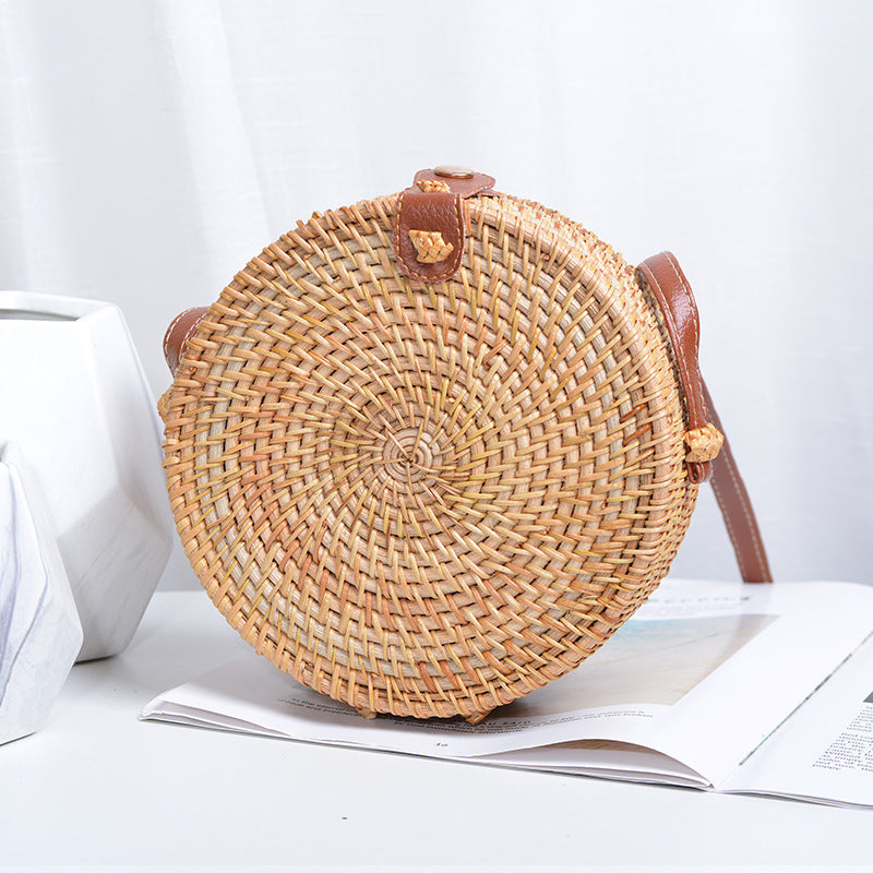 Elegant round handbag made of woven rattan Bowlift