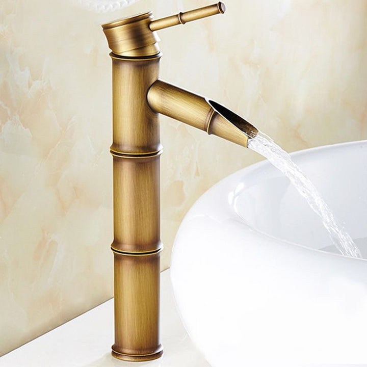BowLift | Country style single hole basin faucet with a lever handle