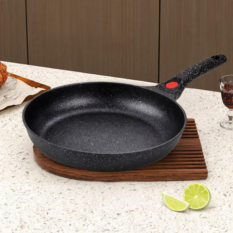 Aluminum frying pan with detachable handle