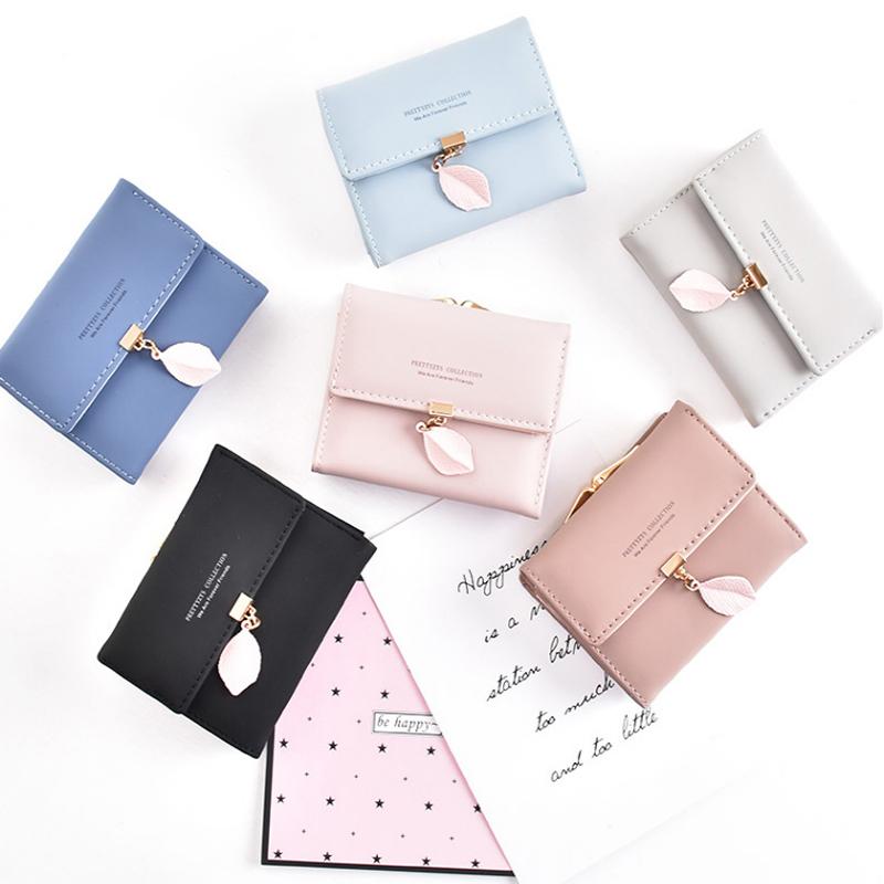 Short wallet with three folds and leaf decor | Bowlift