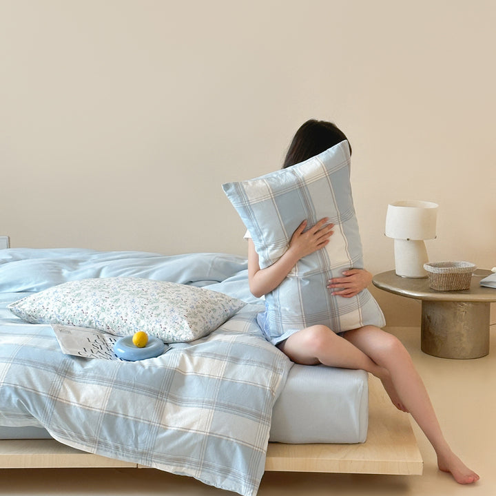 Cotton bedding set with check pattern