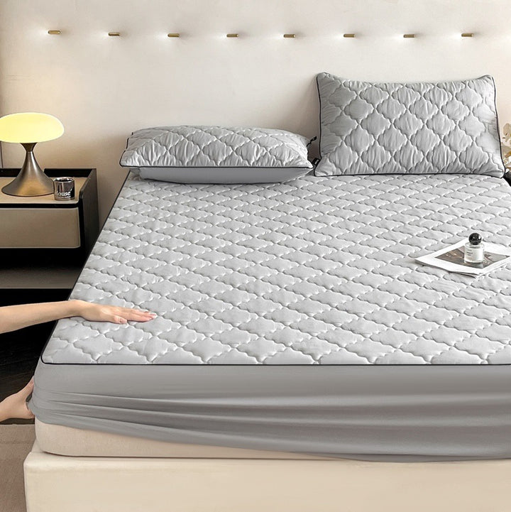 Quilted fitted sheet with anti-slip protection