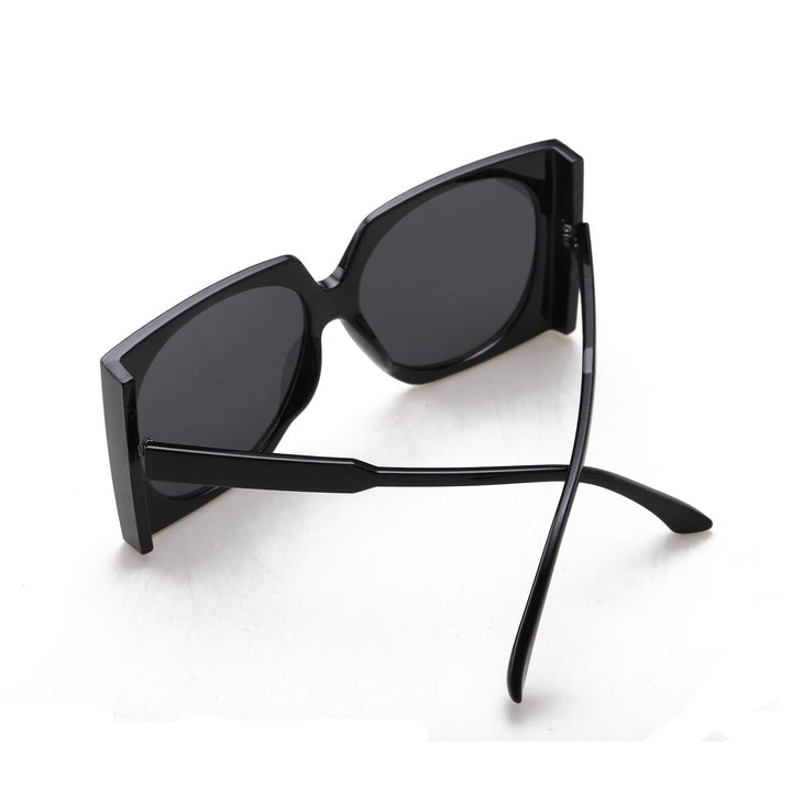 Women's Oversized Sunglasses in Elegant Frame Bowlift