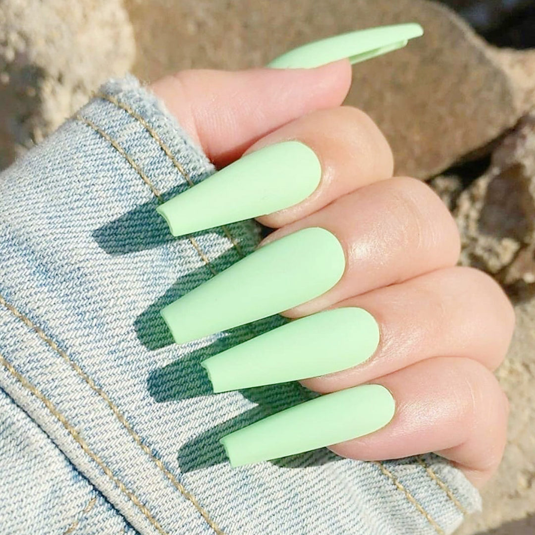 Glamorous artificial nails with high-gloss finish Bowlift