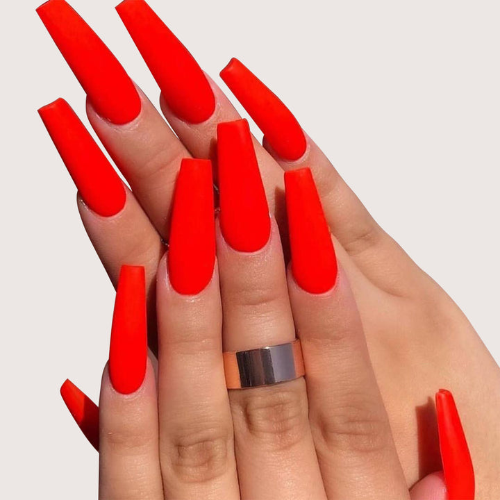 Glamorous artificial nails with high-gloss finish Bowlift