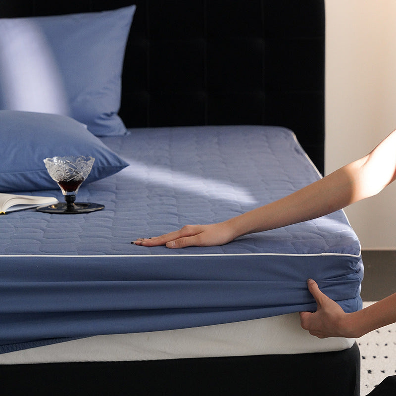 Waterproof mattress protector made of cotton, quilted