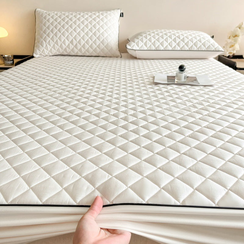 Quilted fitted sheet with anti-slip protection