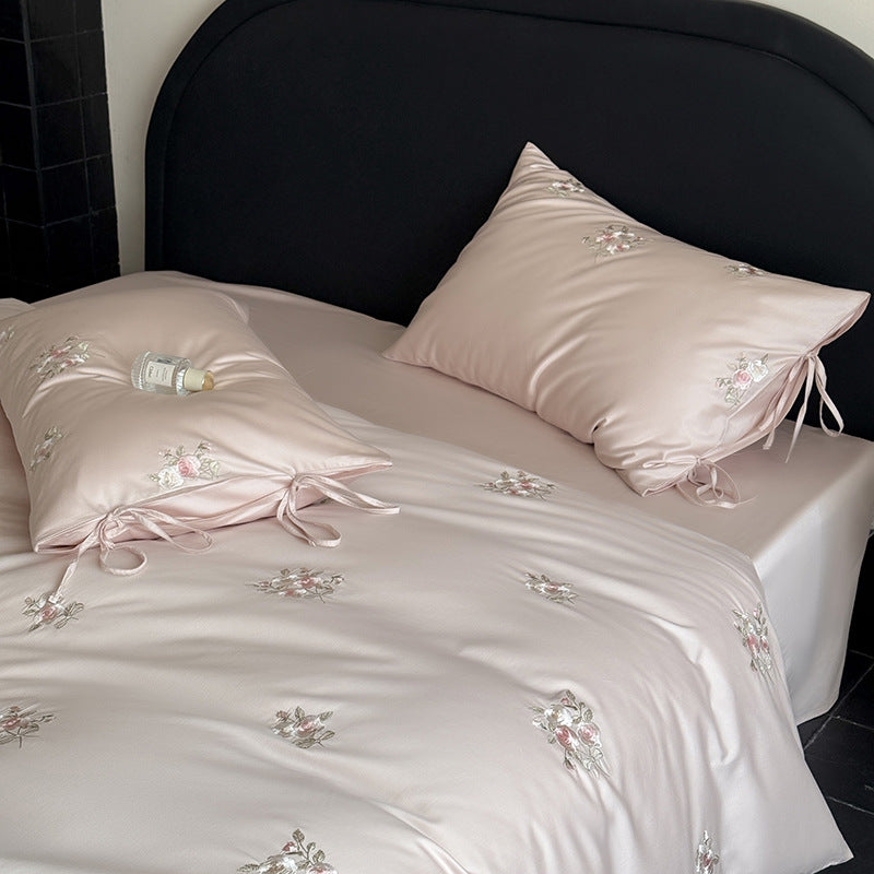 Long-staple cotton bedding with rose embroidery