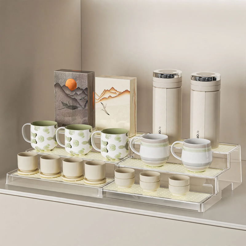 Extendable step shelf made of plastic