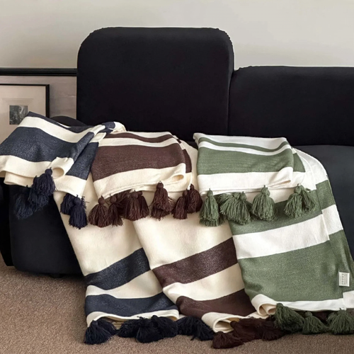 Synthetic fiber throw blanket with fringes, 130 x 160 cm