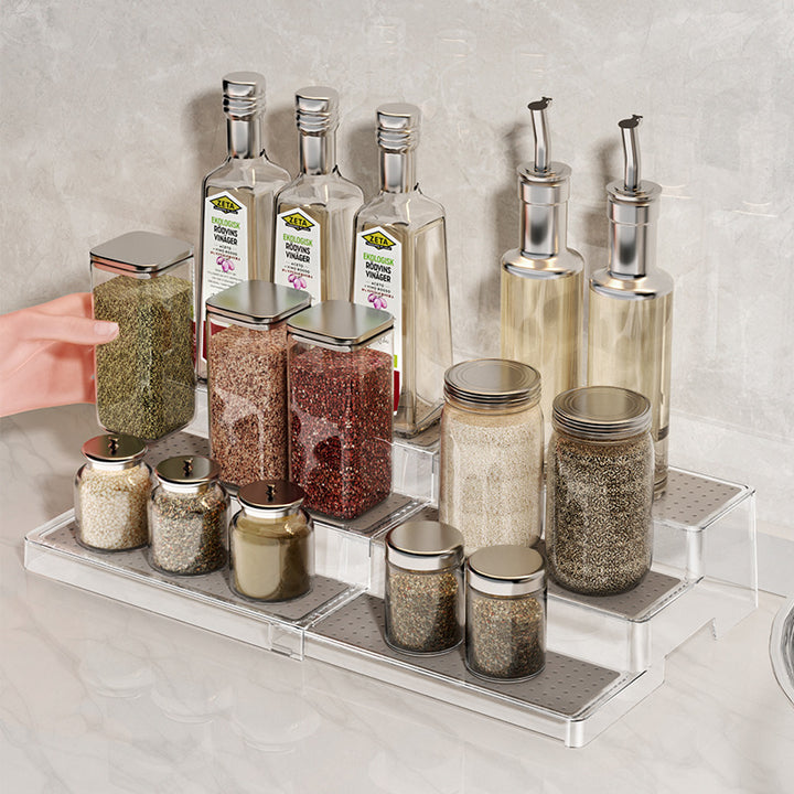 Extendable step shelf made of plastic