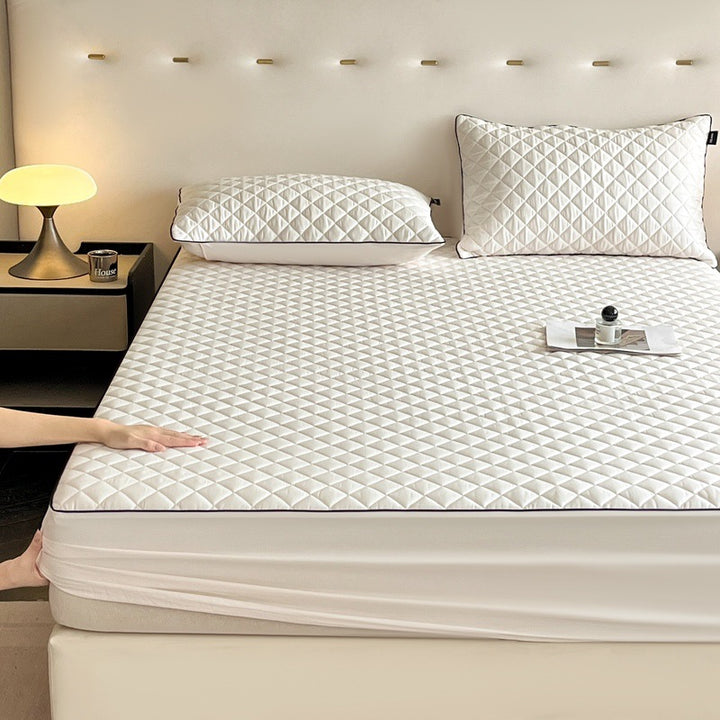 Quilted fitted sheet with anti-slip protection