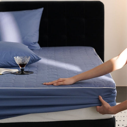 Waterproof mattress protector made of cotton, quilted