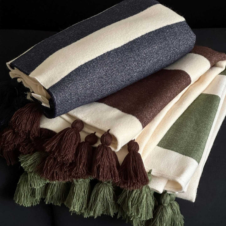 Synthetic fiber throw blanket with fringes, 130 x 160 cm