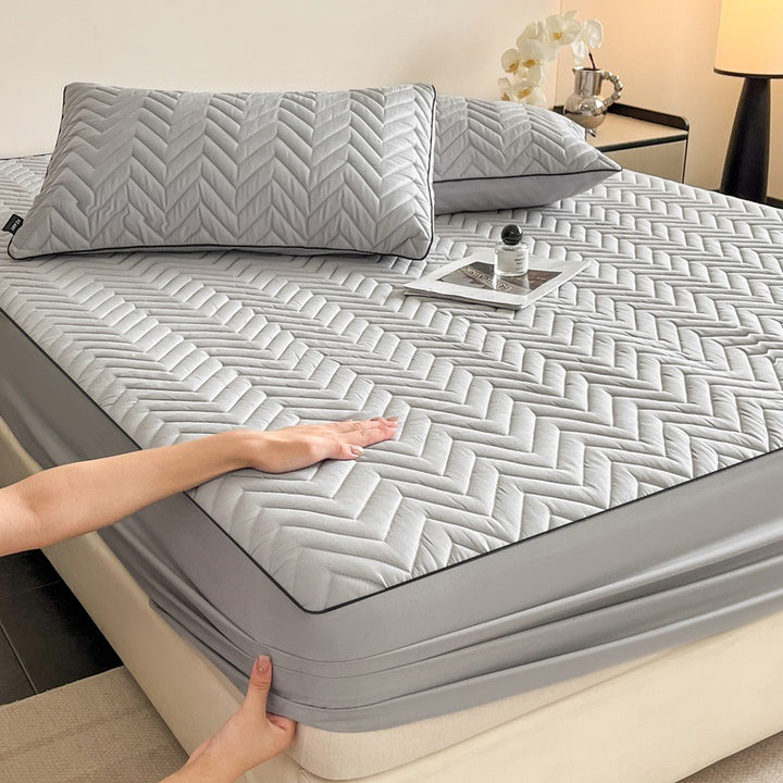 Quilted fitted sheet with anti-slip protection