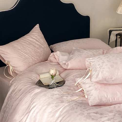 Long-staple cotton bedding with shine effect