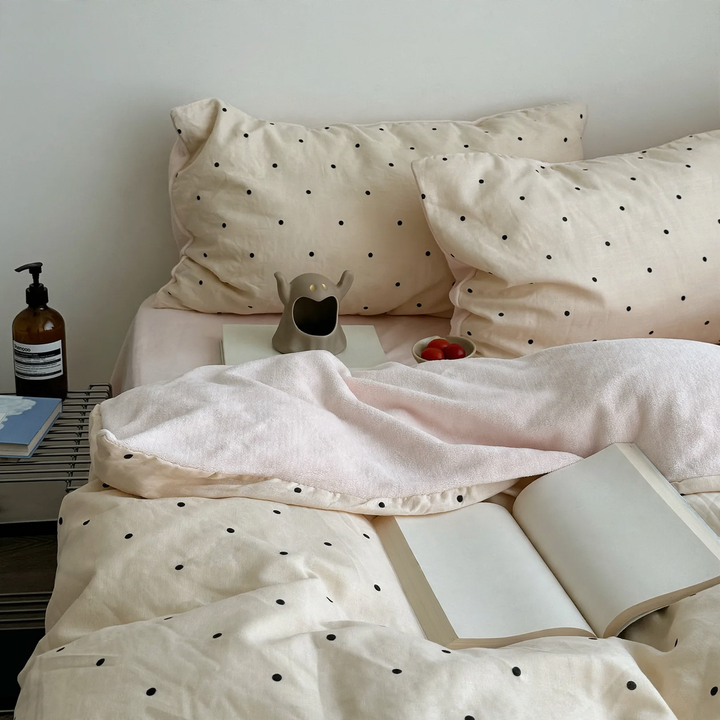 Warm bedding set with polka dot pattern, milk fiber fleece