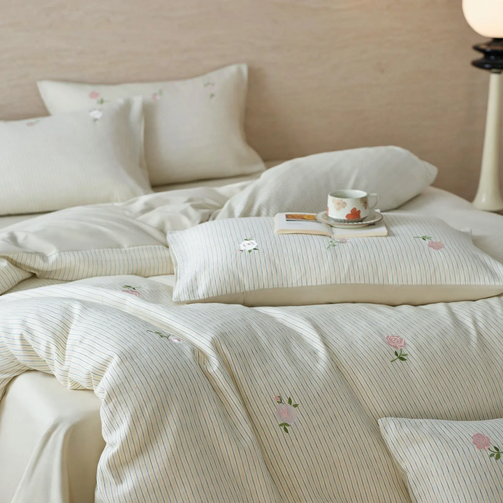 Cotton bedding set with jacquard embroidery