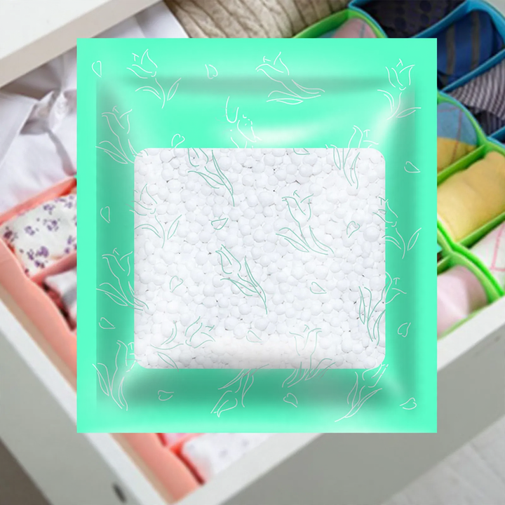 Compact dehumidifying bag for drawers