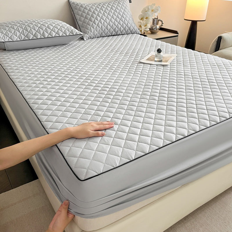 Quilted fitted sheet with anti-slip protection