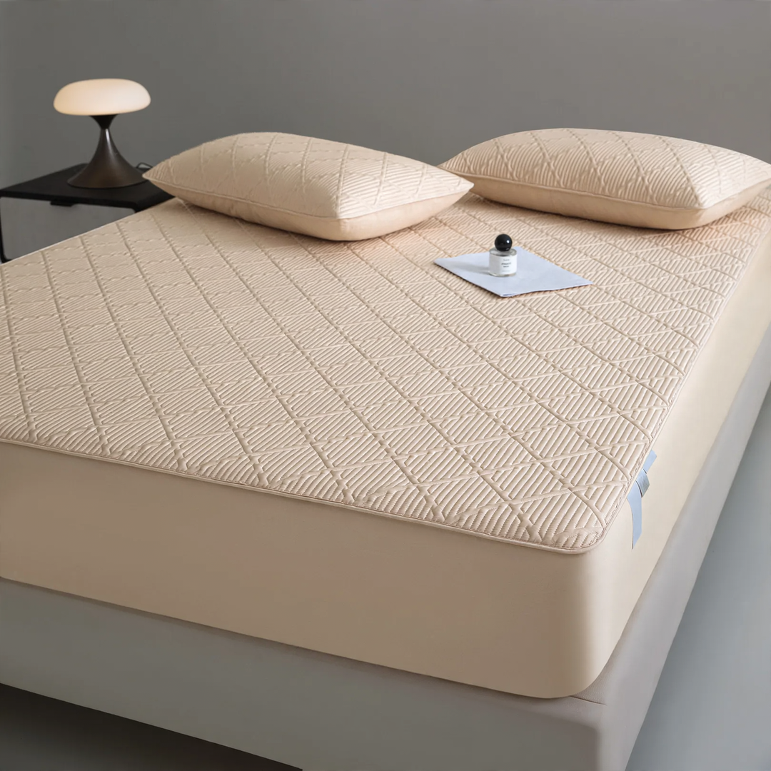 Cotton fitted sheet with slip protection