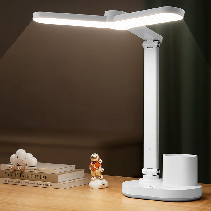 Full spectrum desk lamp for eye-friendly working