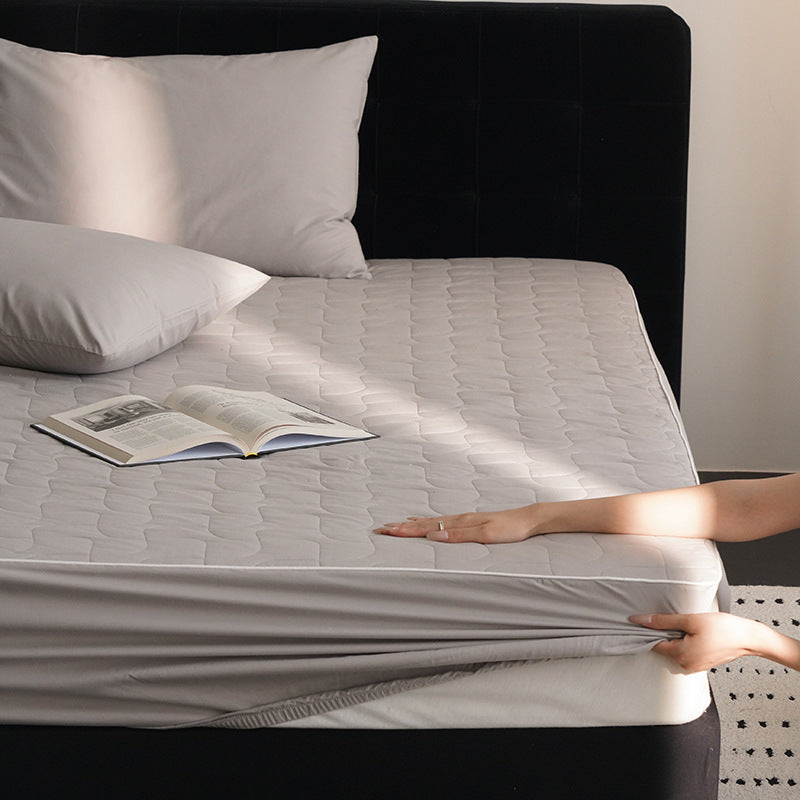 Waterproof mattress protector made of cotton, quilted