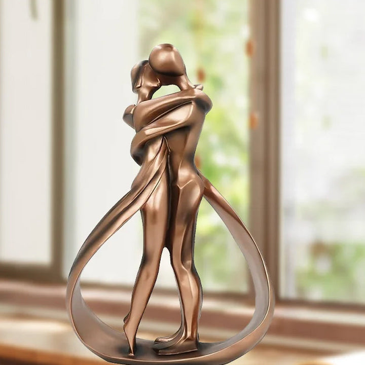 Romantic Lovers Embrace Statue | Bowlift