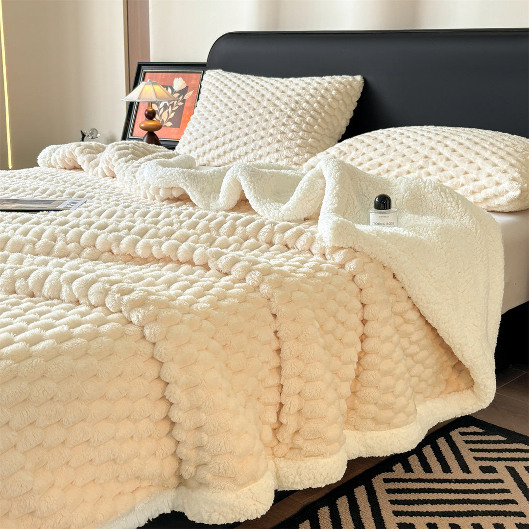 Warm cuddly blanket with lamb fleece imitation