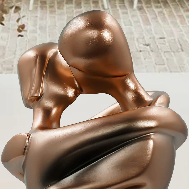 Romantic Lovers Embrace Statue | Bowlift