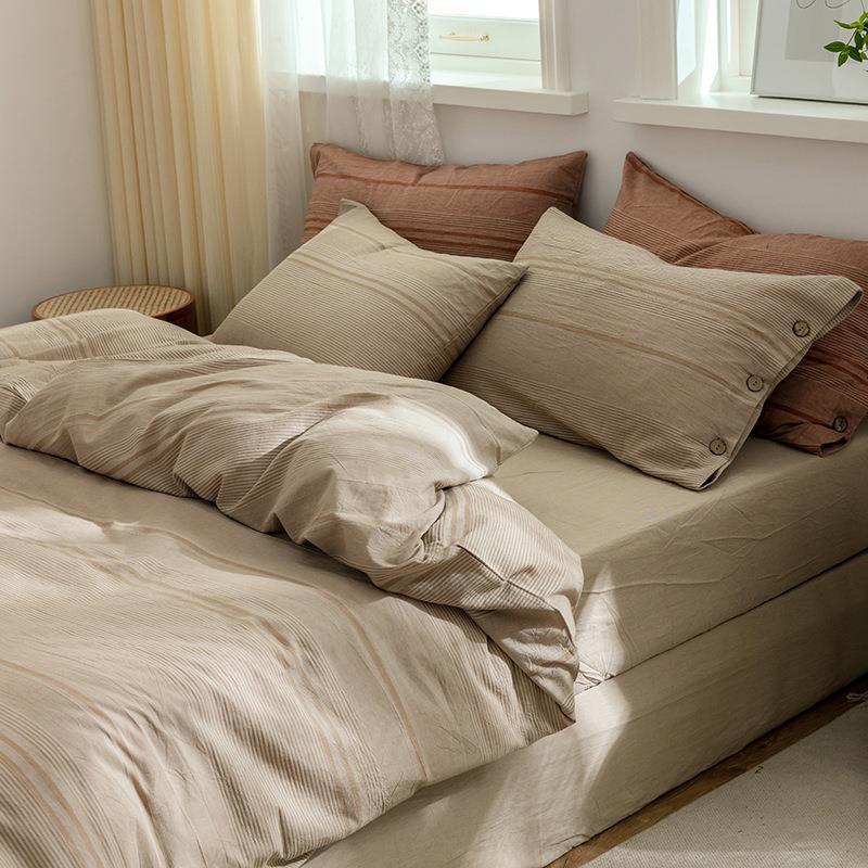 Linen bedding set with button closure