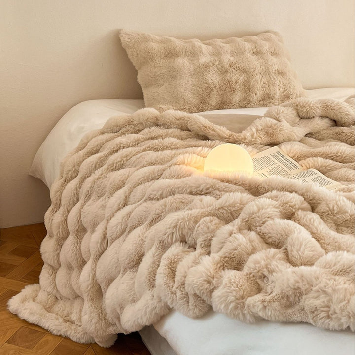 Fluffy cuddly blanket in faux fur look