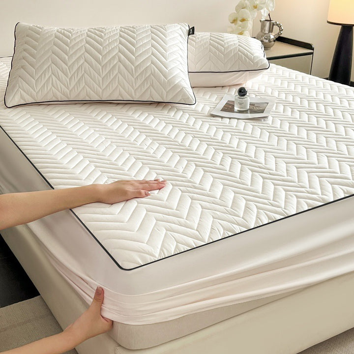 Quilted fitted sheet with anti-slip protection