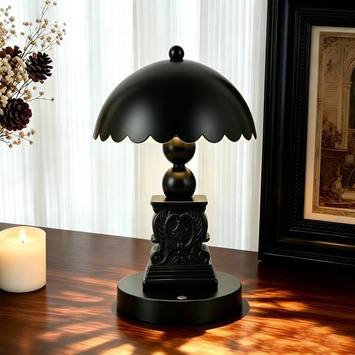 Classic column table lamp with relief details