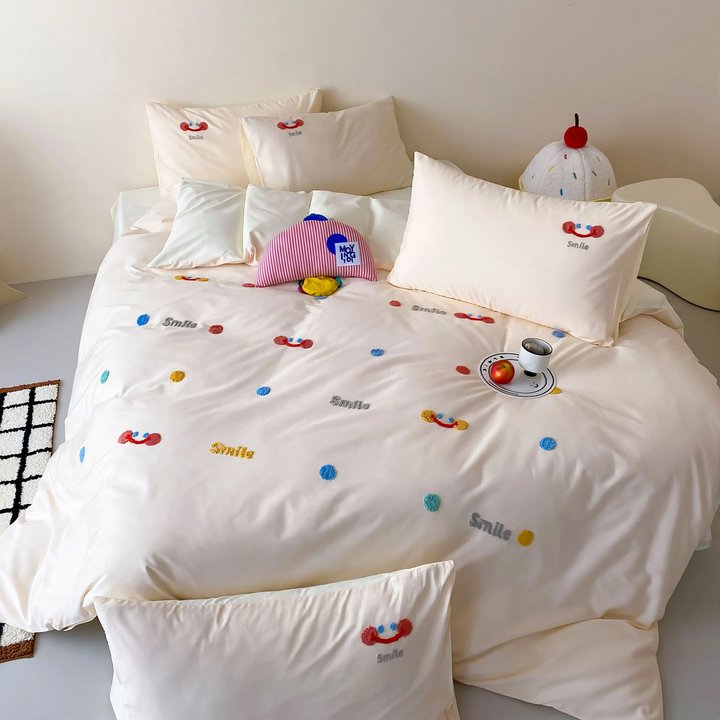Cotton bedding set with smiley embroidery