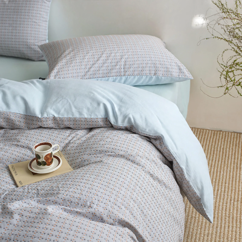 Cotton bedding set with stripe pattern