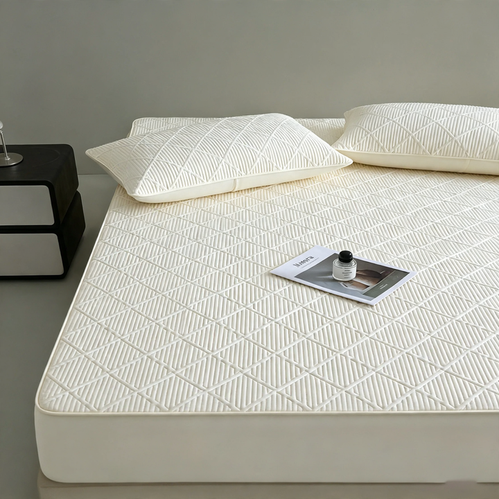 Cotton fitted sheet with slip protection