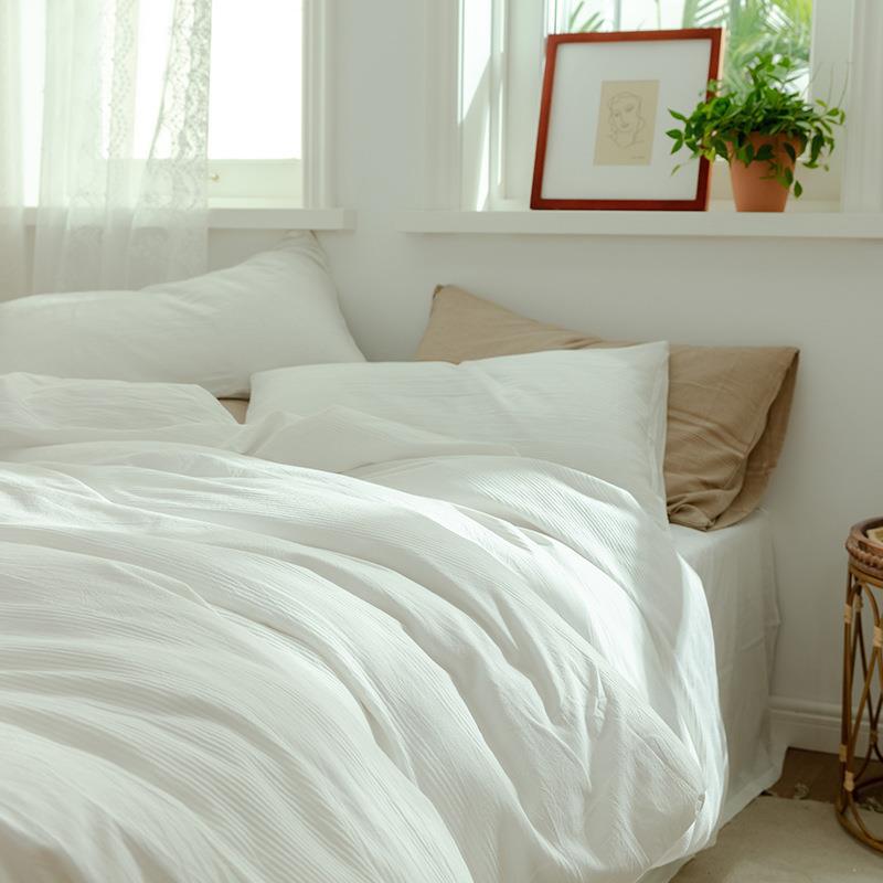 Linen bedding set with button closure