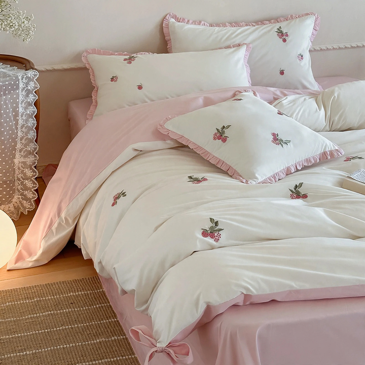 Cotton bedding set with strawberry embroidery