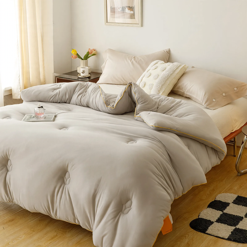 Light quilted blanket with fiber filling, year-round