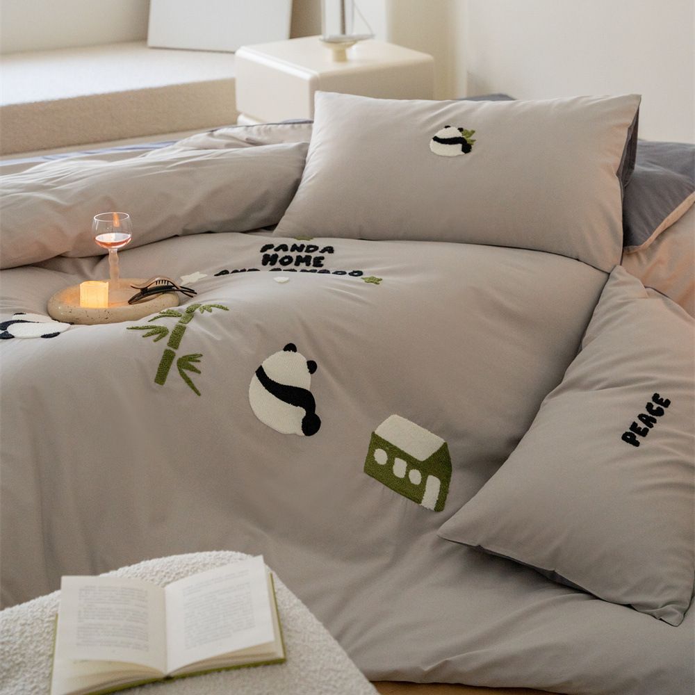 Playful cotton bedding set with animal motifs