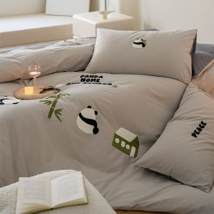 Playful cotton bedding set with animal motifs