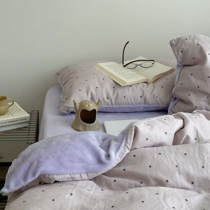 Warm bedding set with polka dot pattern, milk fiber fleece