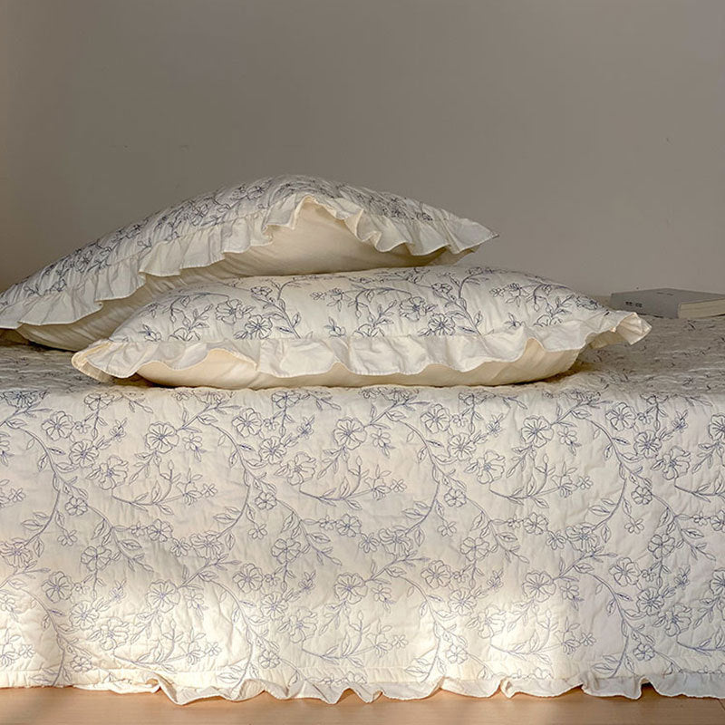 Cotton bedspread with floral pattern, quilted