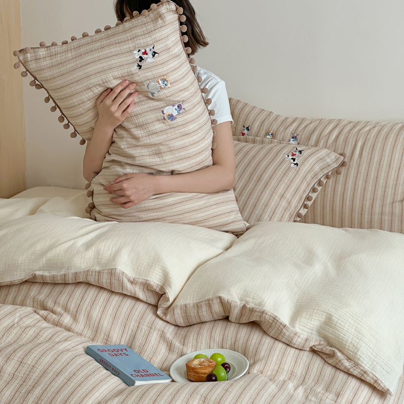 Cotton bedding set with pompom trim