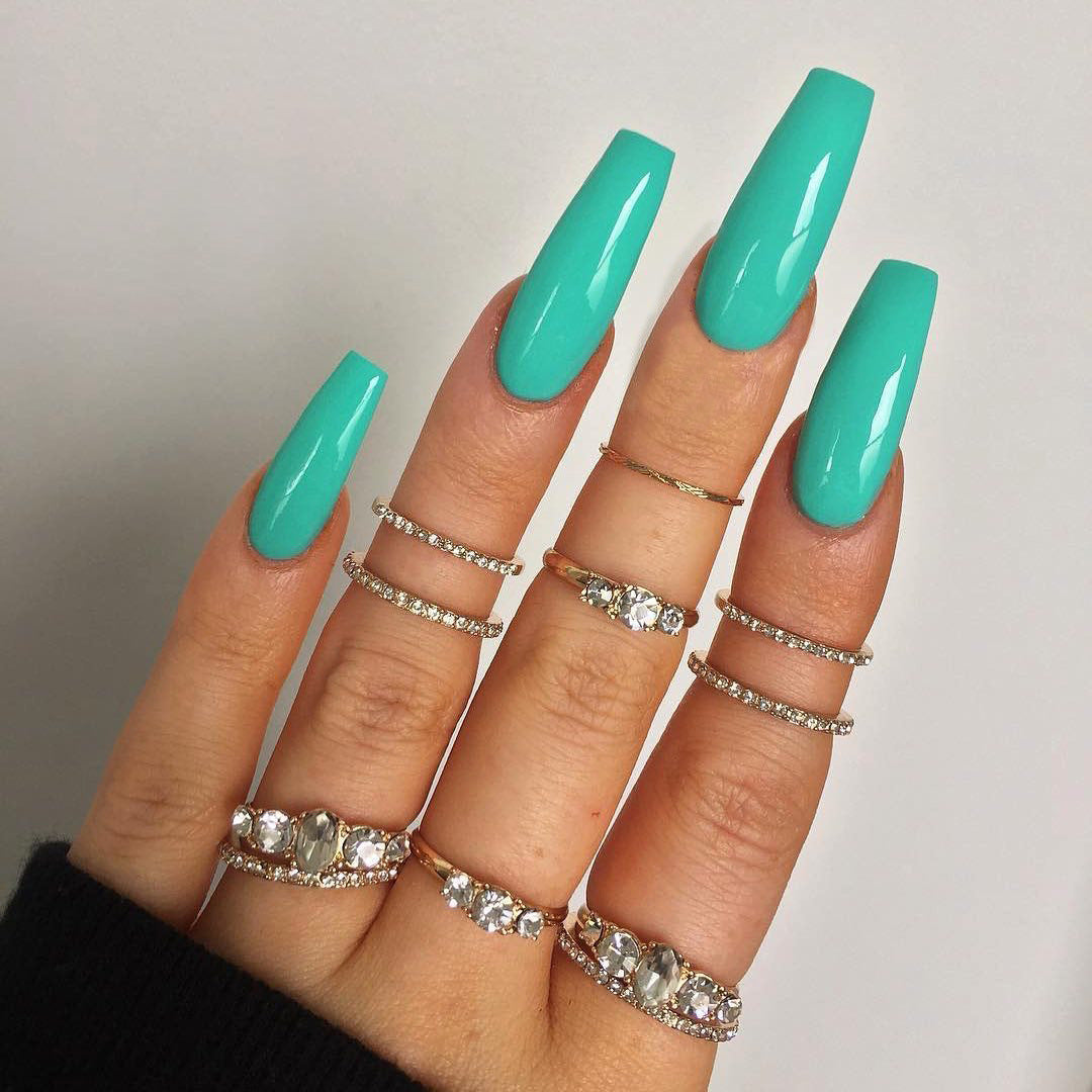 Glamorous artificial nails with high-gloss finish Bowlift