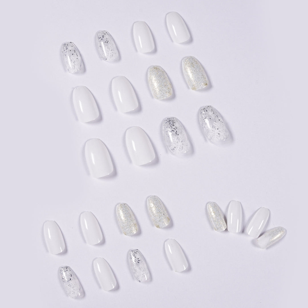 Glamorous nail art with winter motif Bowlift
