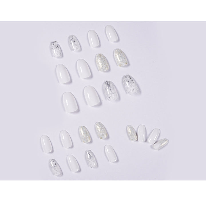 Glamorous nail art with winter motif Bowlift